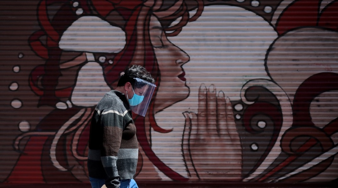 Περαστικός με μάσκα προστασίας από τον κορωνοϊό στο Μεξικό 