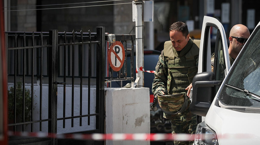Χειροβομβίδα στη Νίκαια: Πυροτεχνουργοί και κλιμάκιο του στρατού σε πλυντήριο αυτοκινήτων