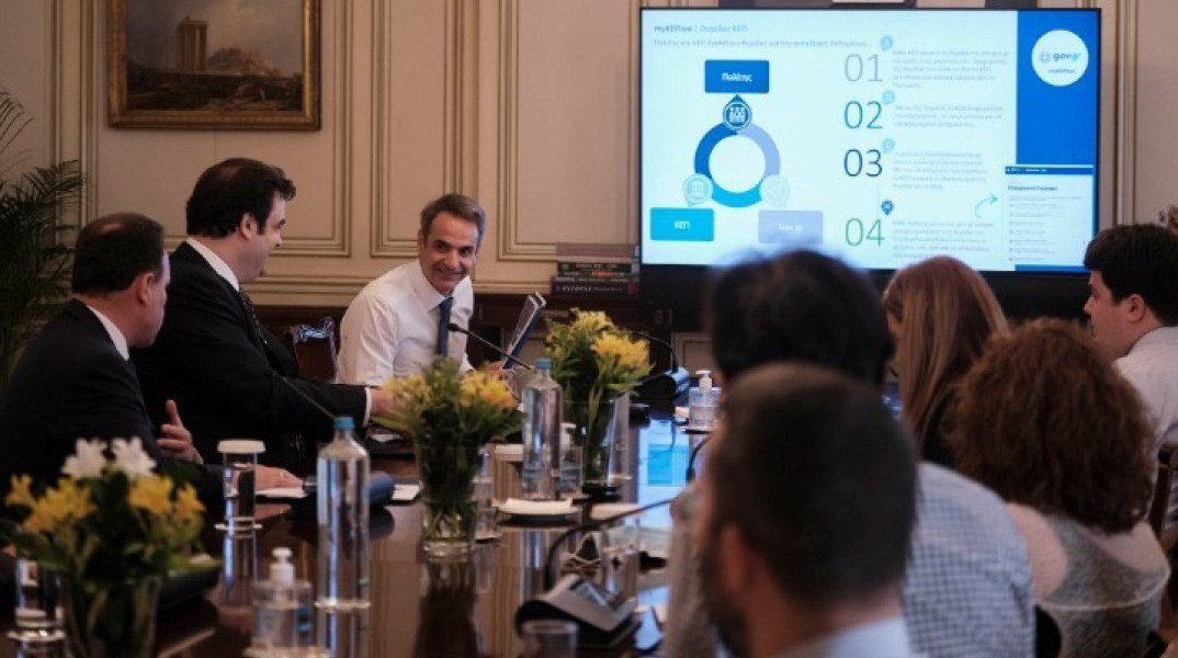 Τις υπηρεσίες του νέου ηλεκτρονικού ΚΕΠ παρουσίασε στον Κυριάκο Μητσοτάκη η ηγεσία του υπ. Ψηφιακής Διακυβέρνησης