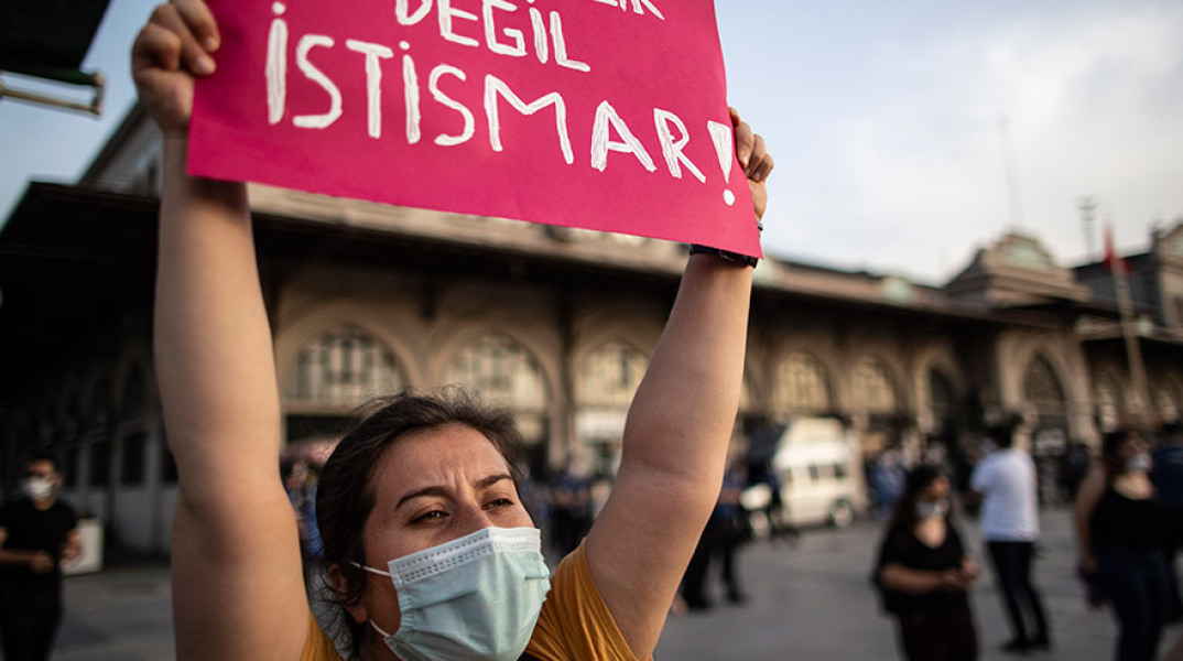 Διαμαρτυρία στην Κωνσταντινούπολη κατά τη βιάς εναντίον των γυναικών