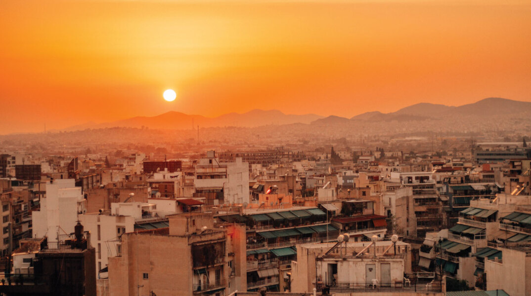 Η πόλη της Αθήνας από ψηλά με ήλιο