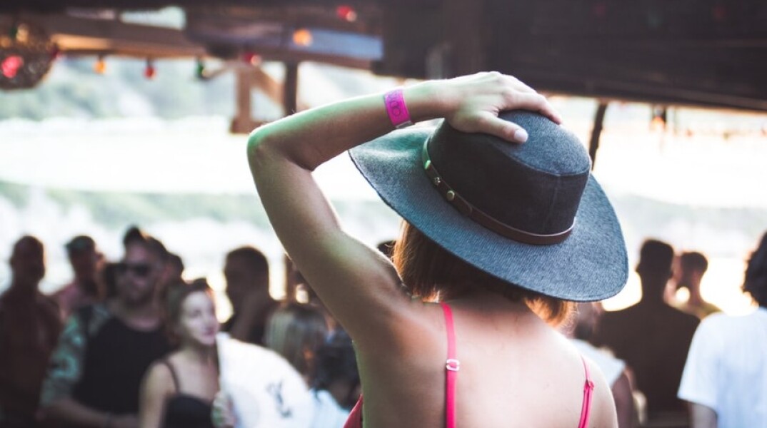 Κορωνοϊός - Ειδικοί: «Λουκέτο» σε beach bar, τέλος σε πανηγύρια 