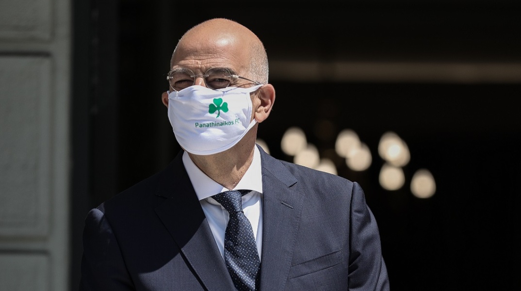 Ο Νίκος Δένδιας με μάσκα του Παναθηναϊκού