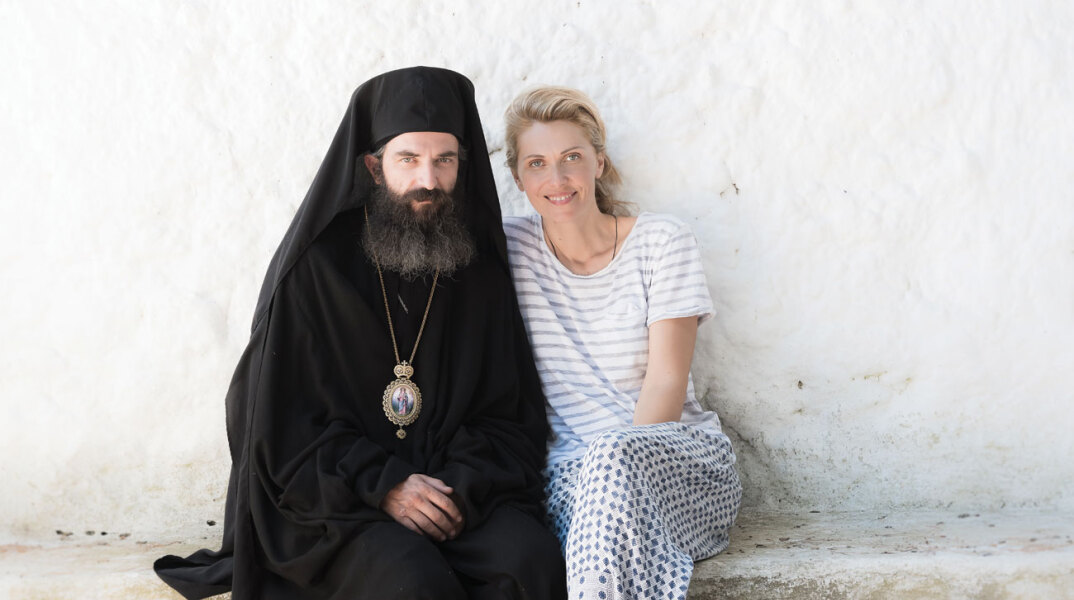 Η σκηνοθέτρια Yelena Popovic με τον ηθοποιό Άρη Σερβετάλη ως Άγιο Νεκτάριο, στα γυρίσματα της ταινίας "Man of God" ©Μαριλένα Αναστασιάδου