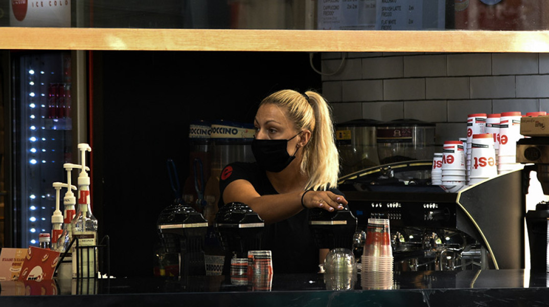 ΑΠΟ ΣΗΜΕΡΑ ΥΠΟΧΡΕΩΤΙΚΗ Η ΧΡΥΣΗ ΜΑΣΚΑΣ ΣΕ ΟΛΟΥΣ ΤΟΥΣ ΚΛΕΙΣΤΟΥΣ ΧΩΡΟΥΣ