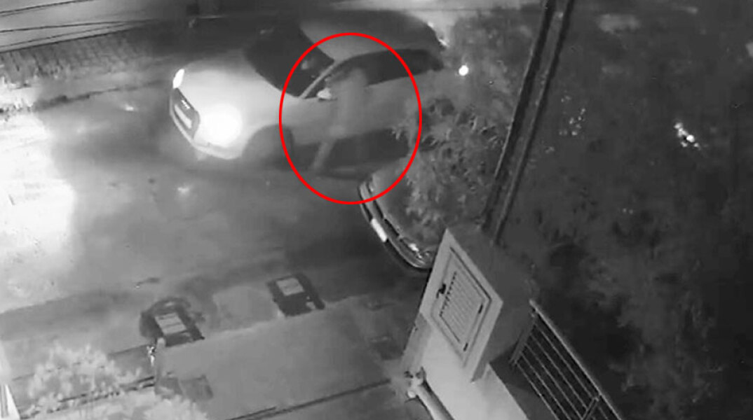 Δολοφονική επίθεση στον Στέφανο Χίο: Ο δράστης σκύβει στο αυτοκίνητο και τον πυροβολεί