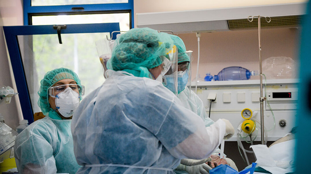 Γιατροί και νοσηλευτές στη ΜΕΘ του νοσοκομείου «Σωτηρία» με προστατευτικές στολές για τον κορωνοϊό