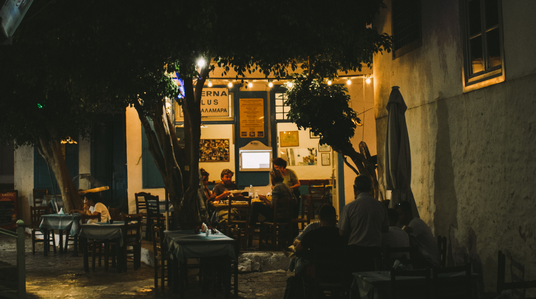 Η αυλή της ταβέρνας Lulus στην Ύδρα