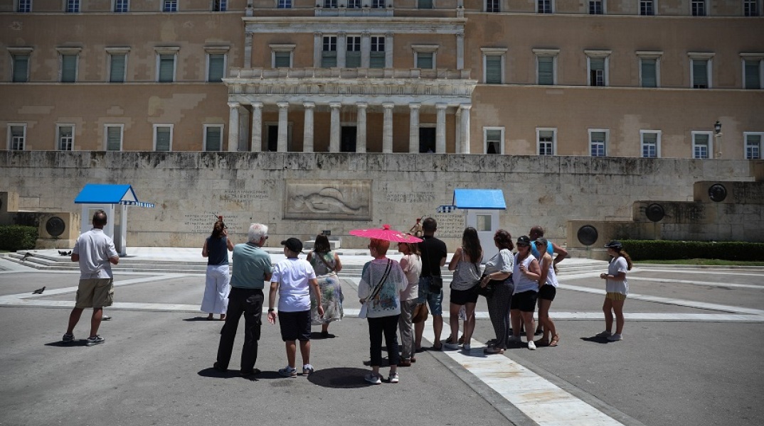 Τουρίστες έξω από τη Βουλή