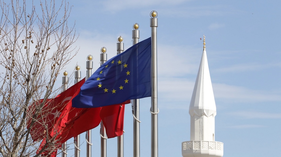 Σημαίες της Τουρκίας και της Ευρωπαϊκής Ένωσης 