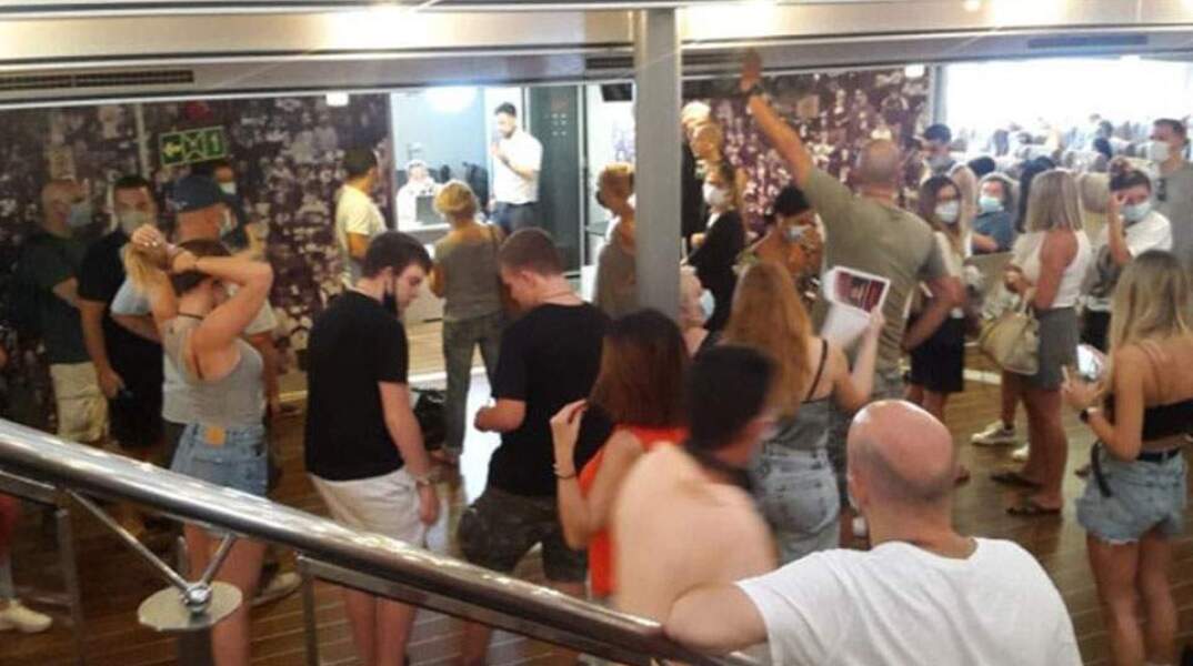 Σύρος: Μεγάλη αναστάτωση στο «WorldChampion» της SeaJets – Καταγγελίες για έλλειψη κλιματισμού και εργαζόμενους χωρίς γάντια