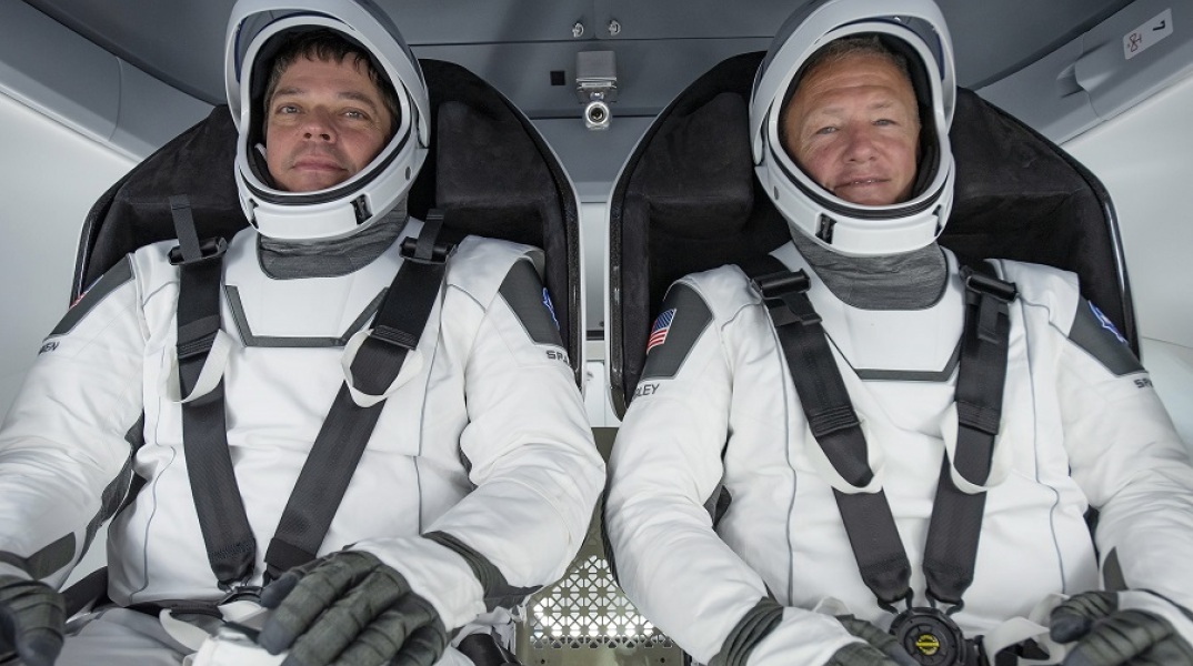 Σε μια εντυπωσιακή προσθαλάσσωση, την πρώτη έπειτα από 45 χρόνια, δύο αστροναύτες της NASA Επέστρεψαν στη Γη με τη κάψουλα Dragon Endeavou