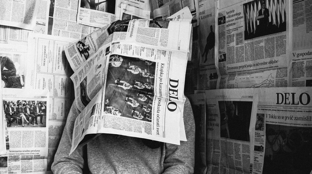 Άνθρωπος καλυμμένος από εφημερίδες