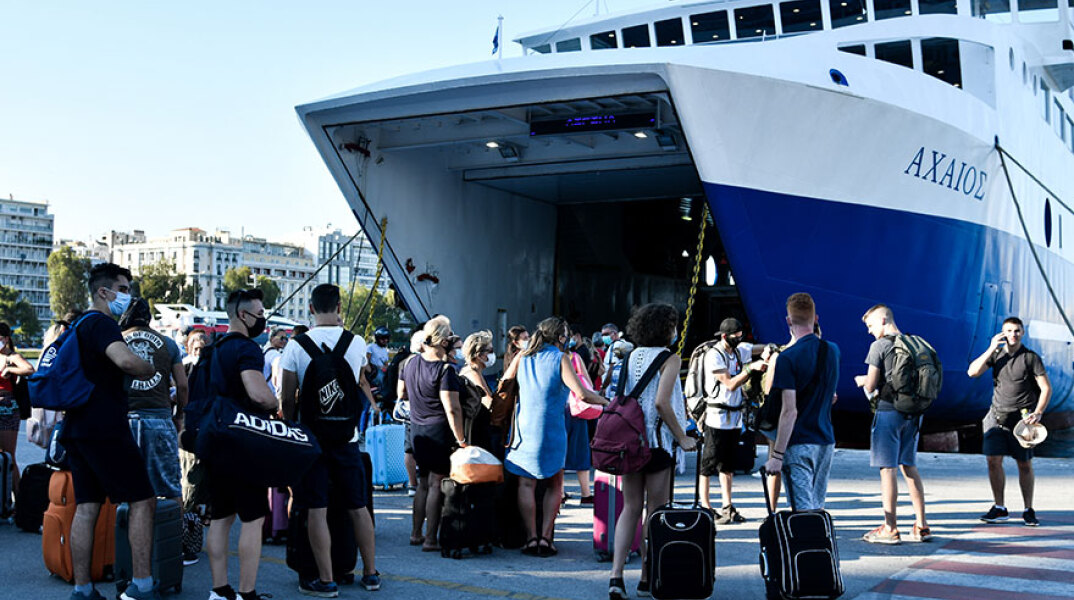 Αυξημένη η κίνηση στο λιμάνι του Πειραιά - Φεύγουν οι αδειούχοι του Αυγούστου
