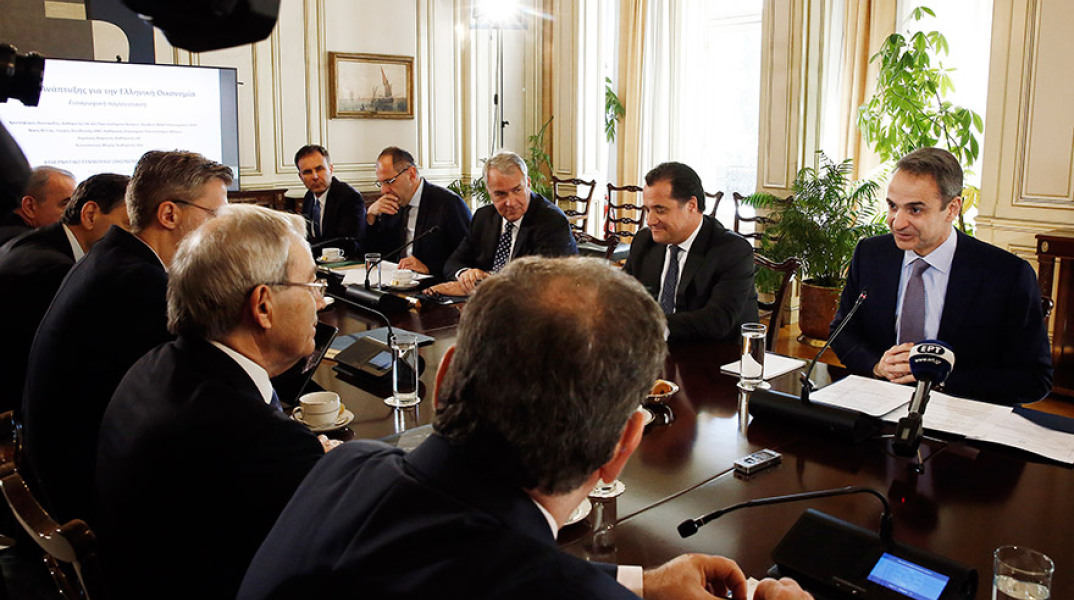 Ο Κυριάκος Μητσοτάκης προεδρεύει στη συνεδρίαση του ΚΥΣΟΙΠ / Συμμετέχει βραβευμένος με το Nobel Οικονομικών 2010 Χριστόφορος Πισσαρίδης