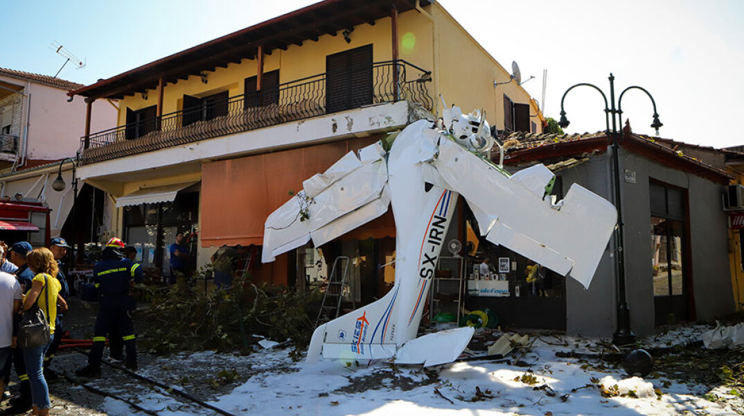 Μονοκινητήριο αεροσκάφος στην Πρώτη Σερρών προσέκρουσε σε πλάτανο και «καρφώθηκε» σε καφενείο του χωριού
