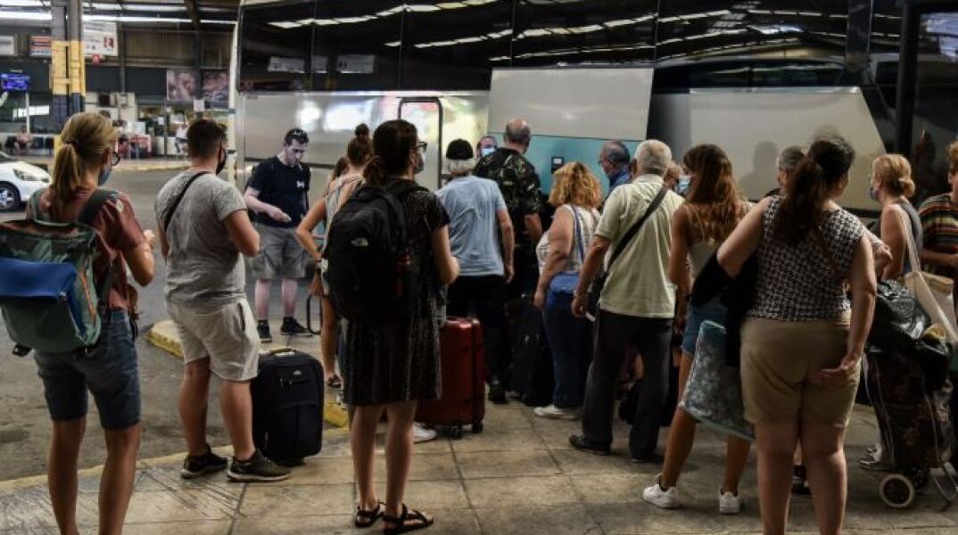 Η αυξημένη επιβατική κίνηση ανησυχεί τους ειδικούς για την πορεία της πανδημίας 