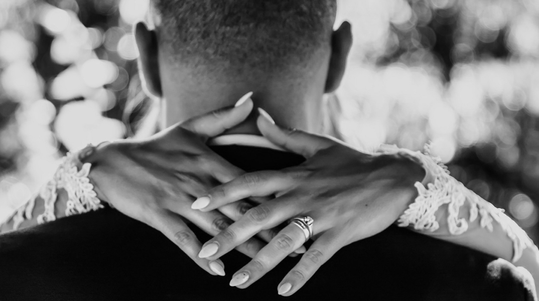 Γαμπρός και νύφη αγκαλιά