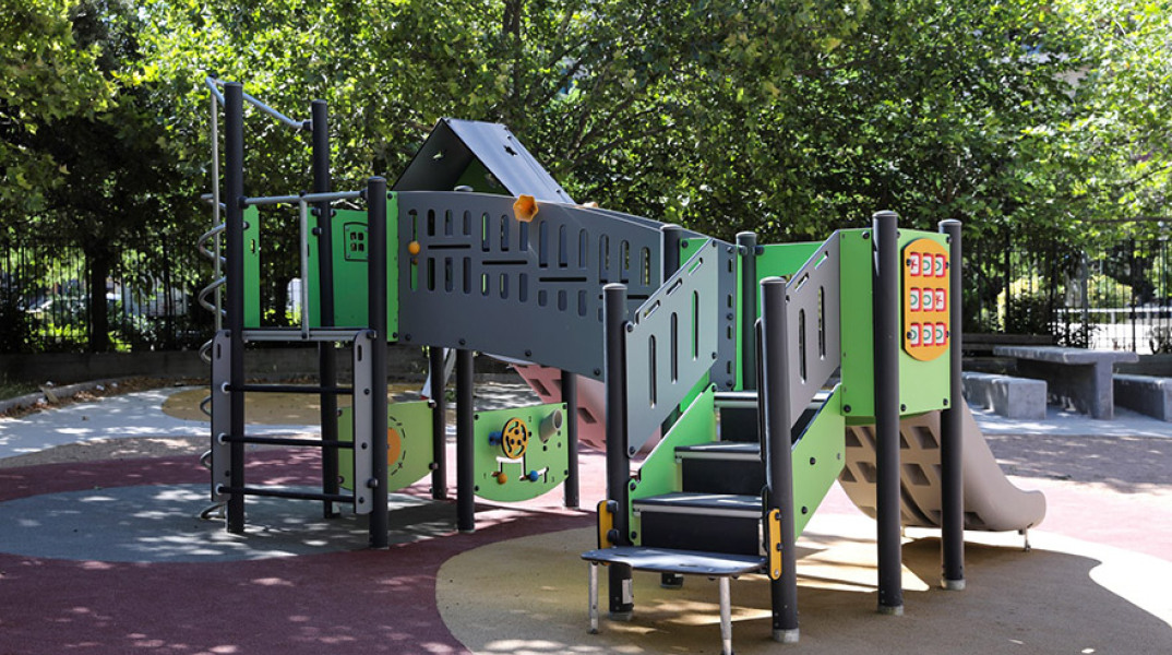 Δήμος Αθηναίων: Παραδίδονται 19 ανακατασκευασμένες παιδικές χαρές