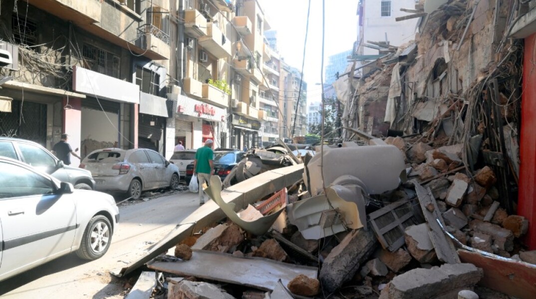 Εκρήξεις στη Βηρυτό: Άνδρας προσπαθεί να σώσει το παιδί του 