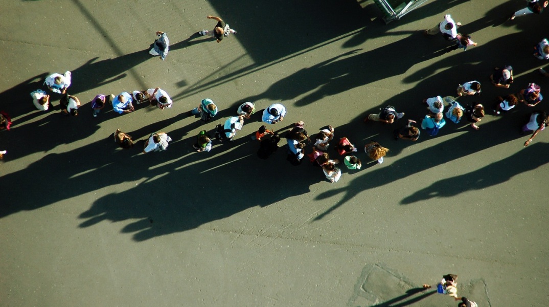 Άνθρωποι που περιμένου σε ουρά από ψηλά