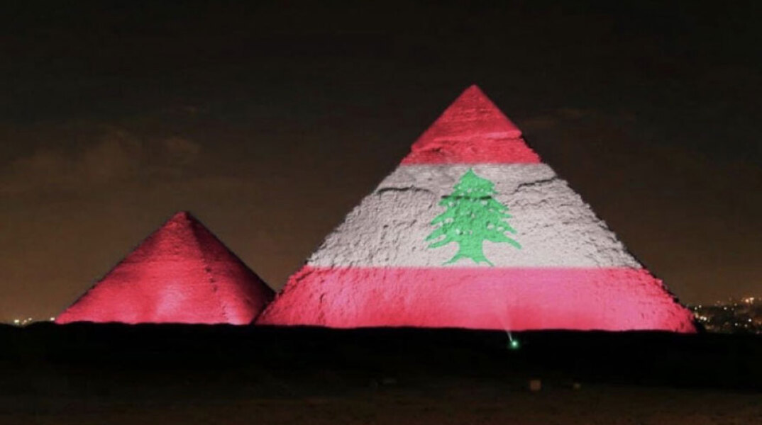 Έκρηξη στη Βηρυτό: Στα χρώματα του Λιβάνου οι Μεγάλες Πυραμίδες της Γκίζας στο Κάιρο της Αιγύπτου