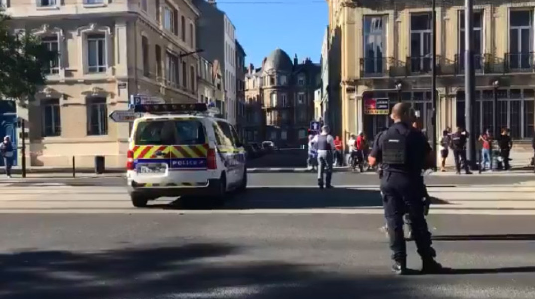  Γαλλία: Ένοπλος κρατάει ομήρους μέσα σε τράπεζα