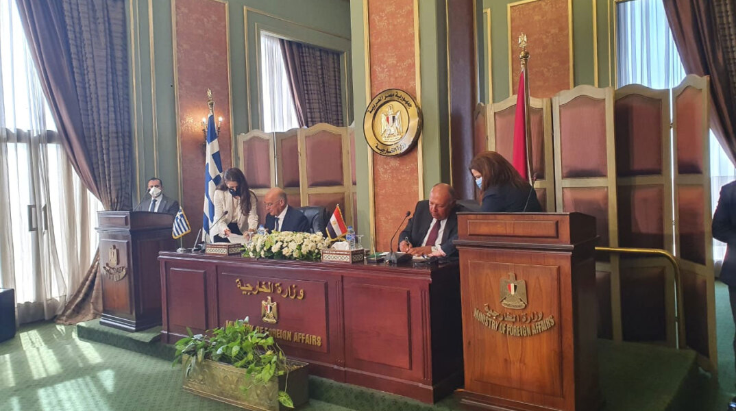 Η «ιστορική» συμφωνία μεταξύ Ελλάδας και Αιγύπτου για την ΑΟΖ - Οι υπογραφές έπεσαν στο Κάιρο από τον υπουργό Εξωτερικών Νίκο Δένδια και τον Αιγύπτιο ομόλογό του, Σάμεχ Σούκρι