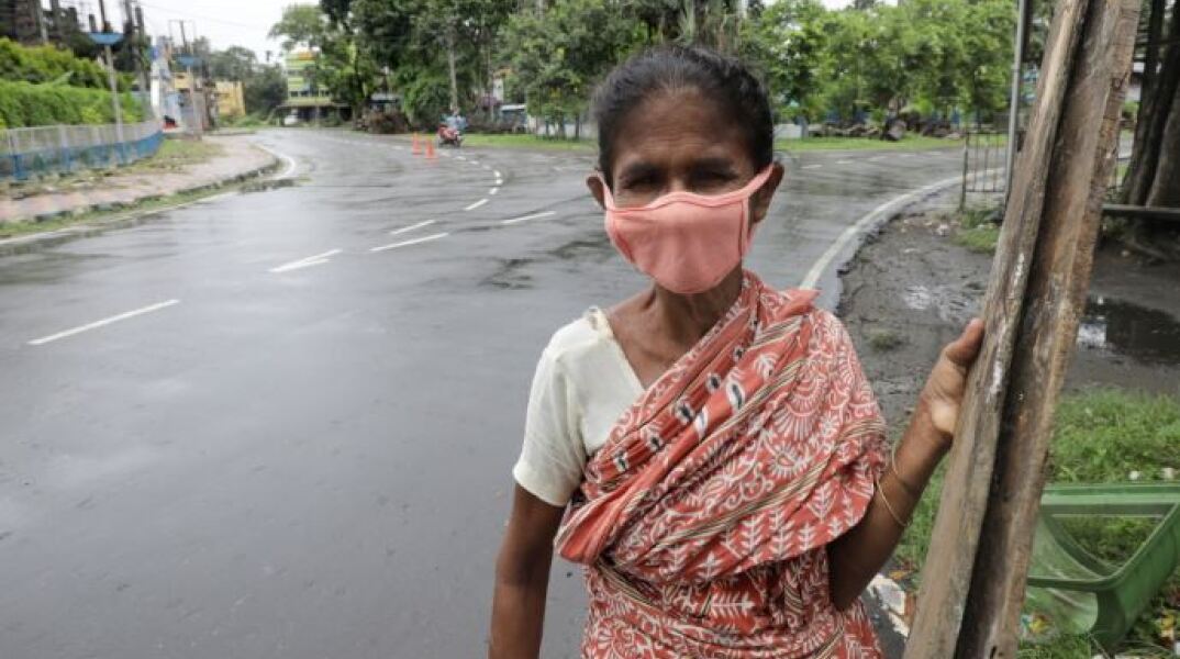 Άνθρωπος με μάσκα στην Ινδία 