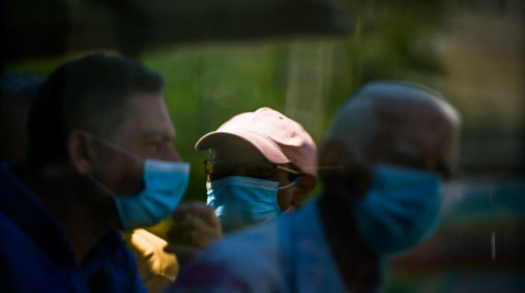 Άνθρωποι με μάσκα στην Αττική