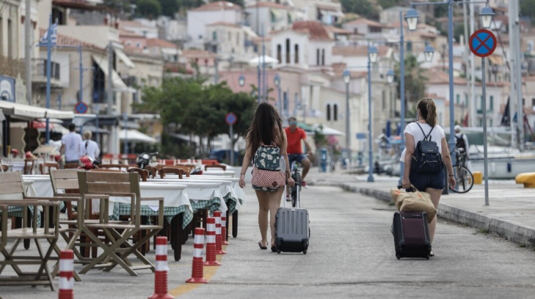 Πόρος: Ύποπτο ένα pool party για την έξαρση των κρουσμάτων