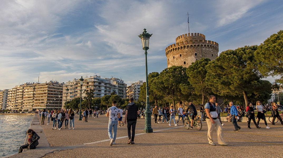 ΚΟΣΜΟΣ ΚΑΝΕΙ ΒΟΛΤΑ ΣΤΗΝ ΠΑΡΑΛΙΑ ΤΗΣ ΘΕΣΣΑΛΟΝΙΚΗΣ