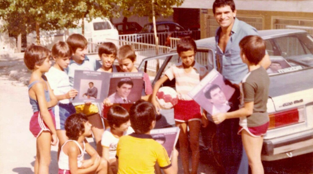 Ο Γιώργος Μαργαρίτης με «τους Μπόμπιρες», την ποδοσφαιρική ομάδα ανηλίκων που είχε φτιάξει