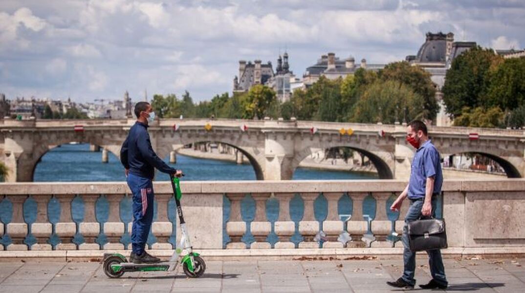 Άνθρωποι με μάσκα στο Παρίσι 