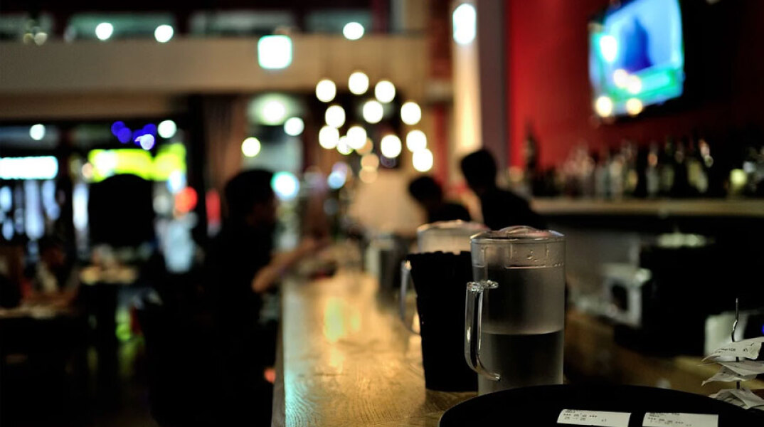 Έκτακτα περιοριστικά μέτρα για τον κορωνοϊό: Τι αλλάζει με το ωράριο λειτουργίας σε μπαρ, εστιατόρια και νυχτερινά κέντρα - Σε ποιες περιοχές