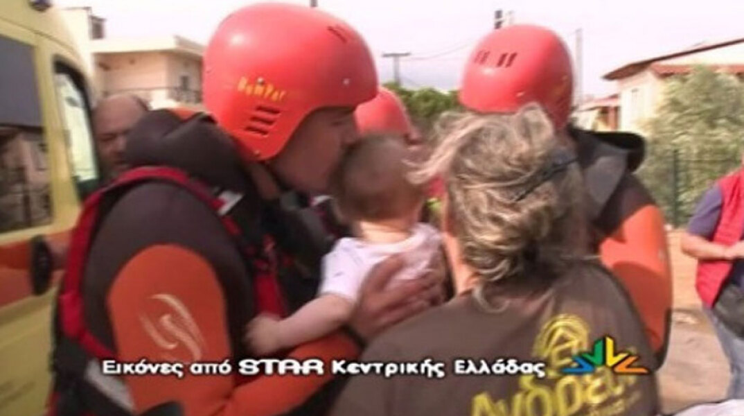 Πλημμύρες στην Εύβοια: Συγκίνησε ο πυροσβέστης της ΕΜΑΚ που έσωσε μωρό και το φίλησε πριν το παραδώσει στους δικούς του: «Αυτό που ζήσαμε ήταν τραγικό»