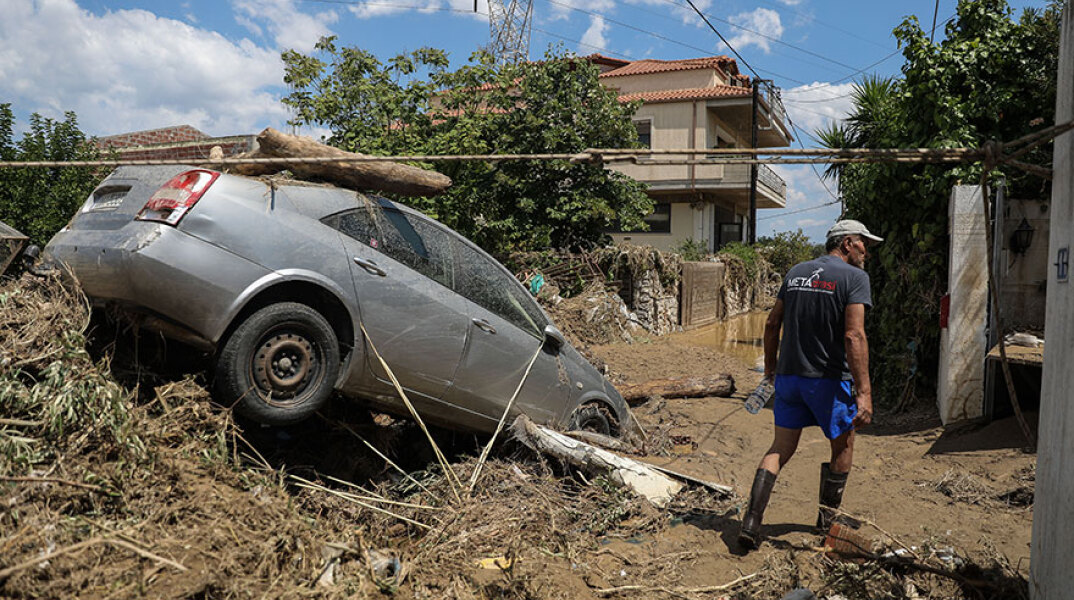 Πλημμύρες από τη φονική κακοκαιρία στην Εύβοια: Οι κάτοικοι στον οικισμό Μπούρτζι μετρούν τις πληγές τους μετά τα ακραία καιρικά φαινόμενα