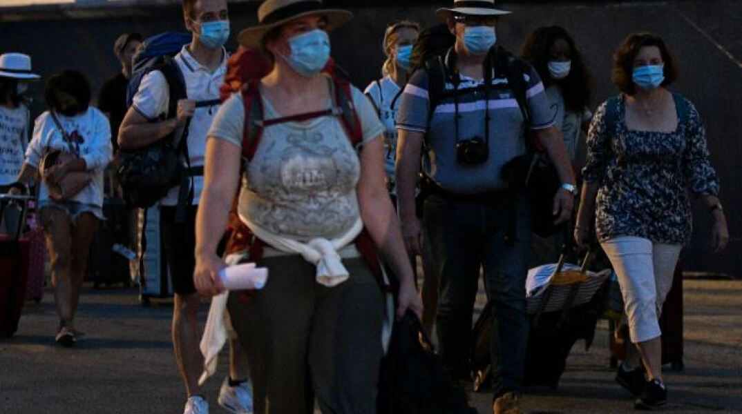 Άνθρωποι με μάσκα στο λιμάνι του Πειραιά 