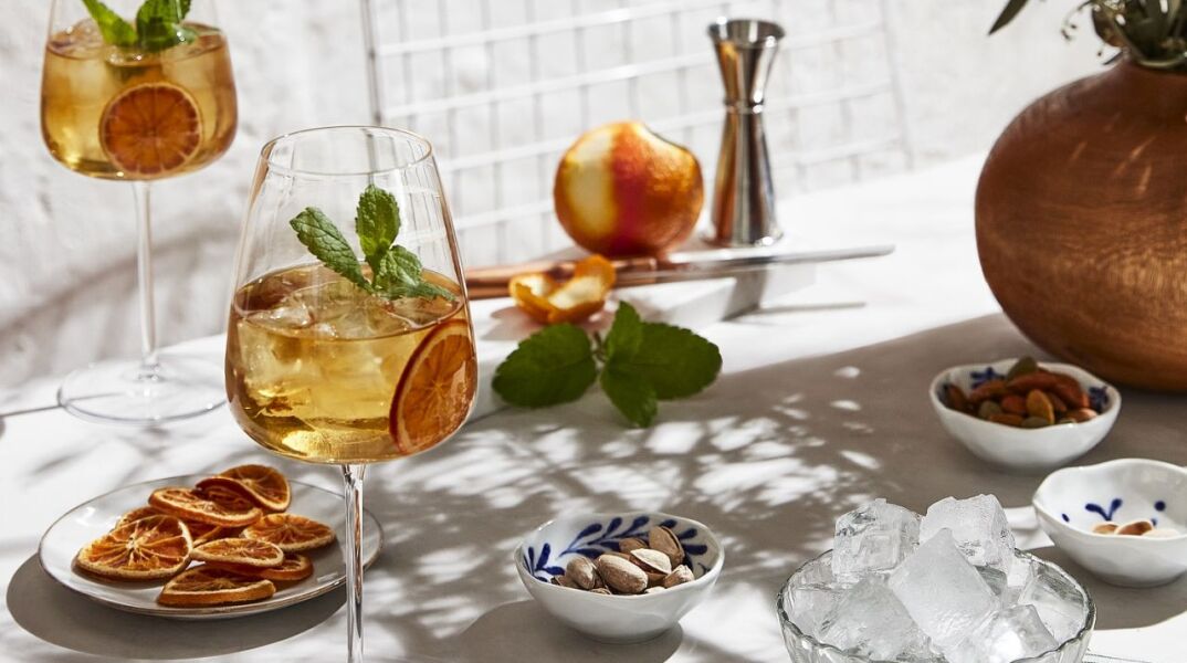 Δύο από τους καλύτερους έλληνες bartenders μοιράζονται τις αγαπημένες τους καλοκαιρινές συνταγές για cocktails
