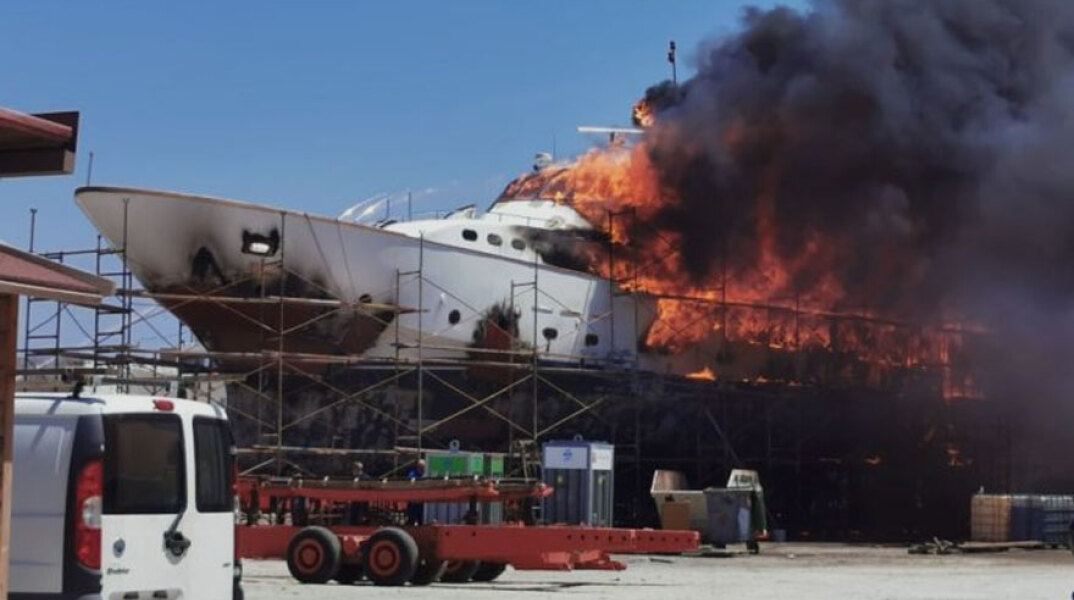 Στις φλόγες θαλαμηγός στη Σύρο