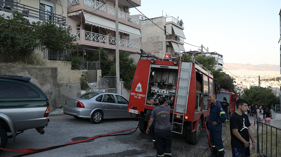 Φωτιά στη Νίκαια: Λαχτάρησαν οι κάτοικοι στους πρόποδες του βουνού