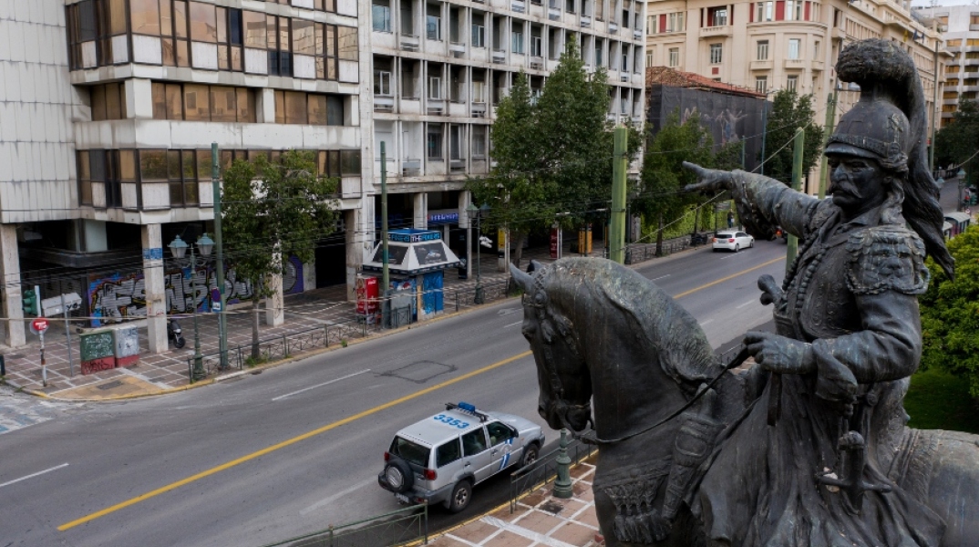 Το άγαλμα του Θεόδωρου Κολοκοτρώνη έξω από την Παλιά Βουλή στη Σταδίου