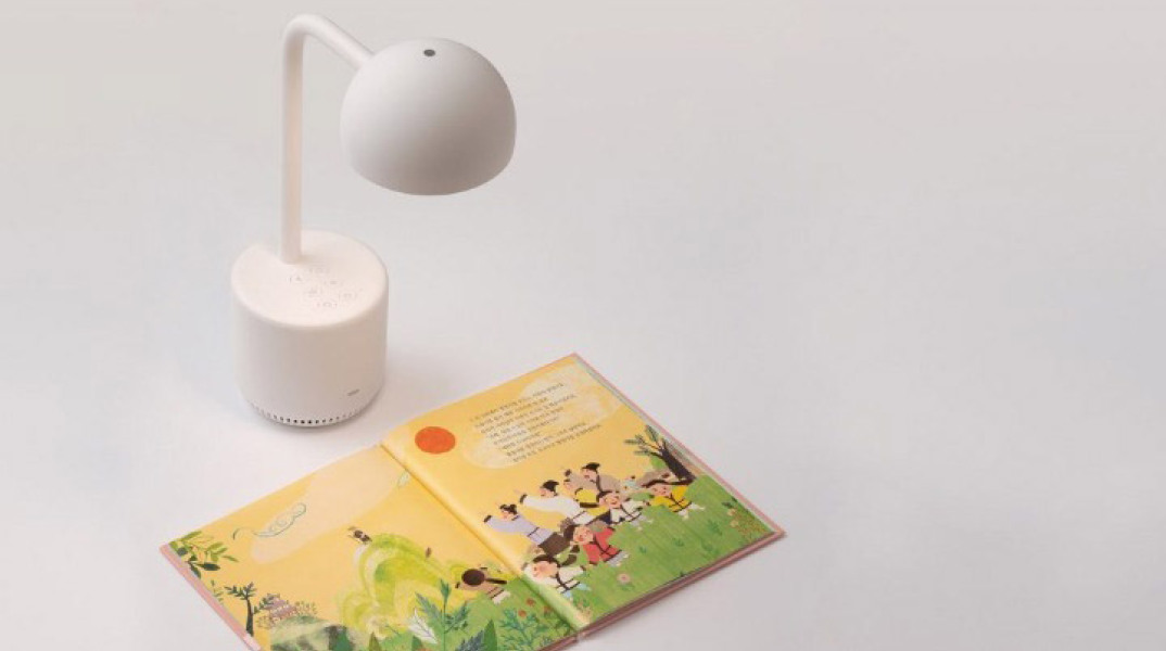 Η Clova Lamp είναι σε θέση να μετατρέψει κείμενο και εικόνες σε ομιλία