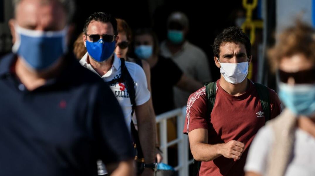 Άνθρωποι με μάσκα στην Αττική