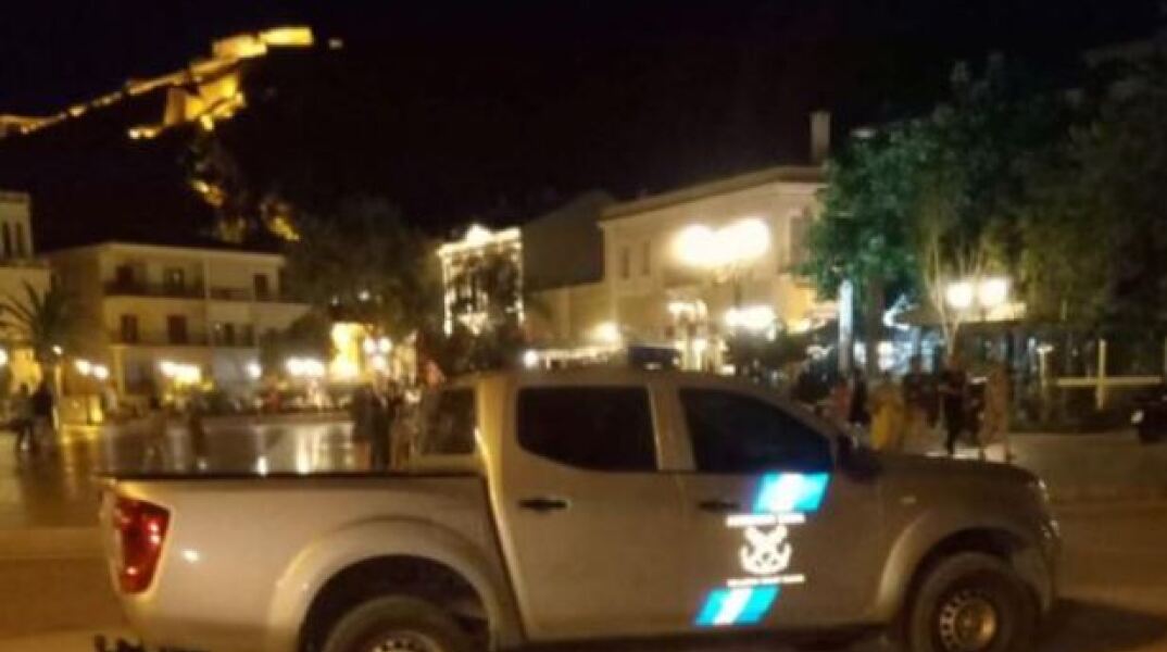 Ιδιοκτήτης καφετέριας στο Ναύπλιο έπεσε στη θάλασσα όταν άκουσε το πρόστιμο