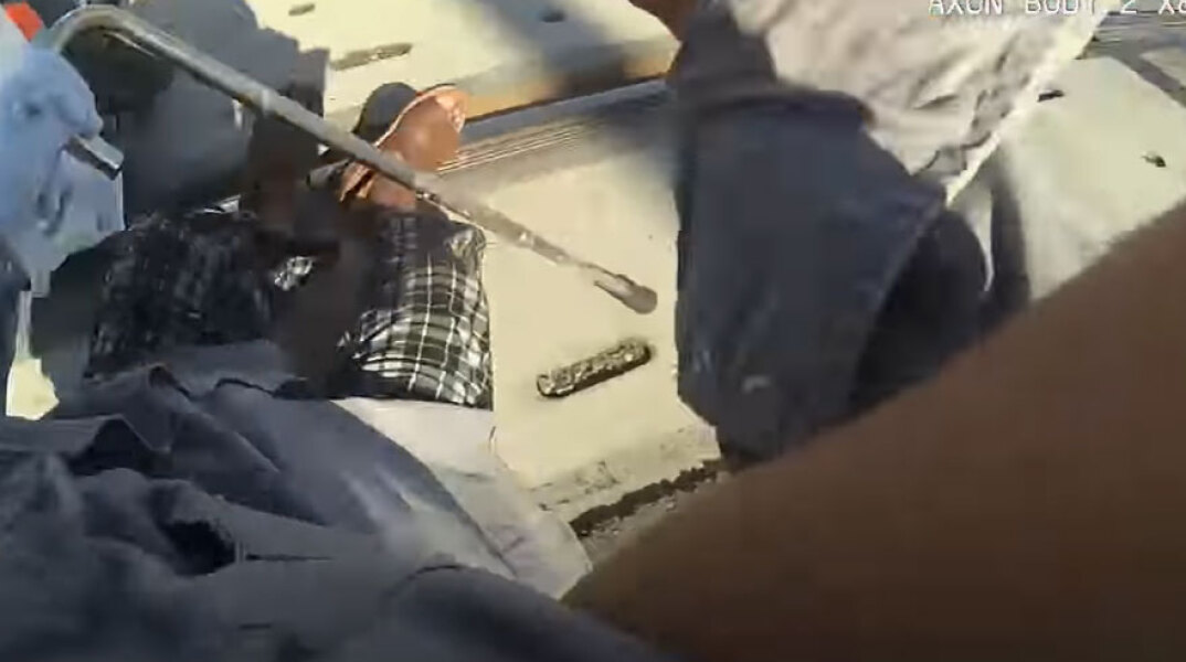 Αστυνομικός στην Καλιφόρνια σώζει την τελευταία στιγμή ΑμεΑ από παράσυρση τρένου