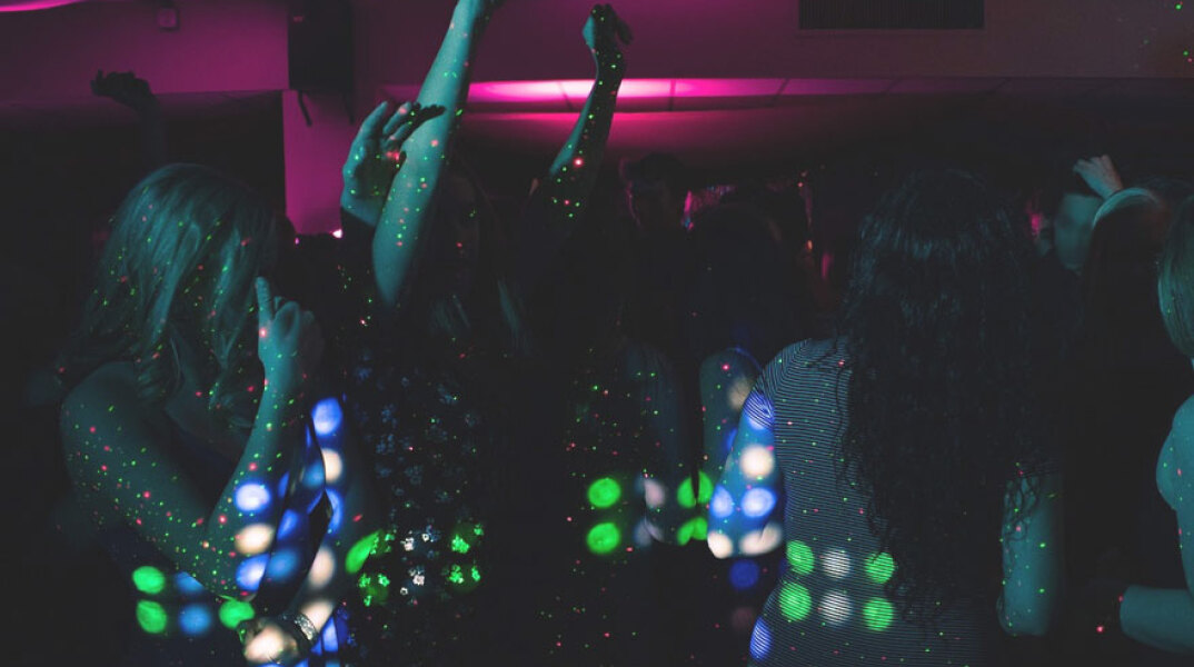 Υποχρεωτικά κλειστά μπαρ και εστιατόρια, από τα μεσάνυχτα έως τις 07.00 το πρωί - Σε ποιες περιοχές ισχύει το έκτακτο περιοριστικό μέτρο για τον κορωνοϊό