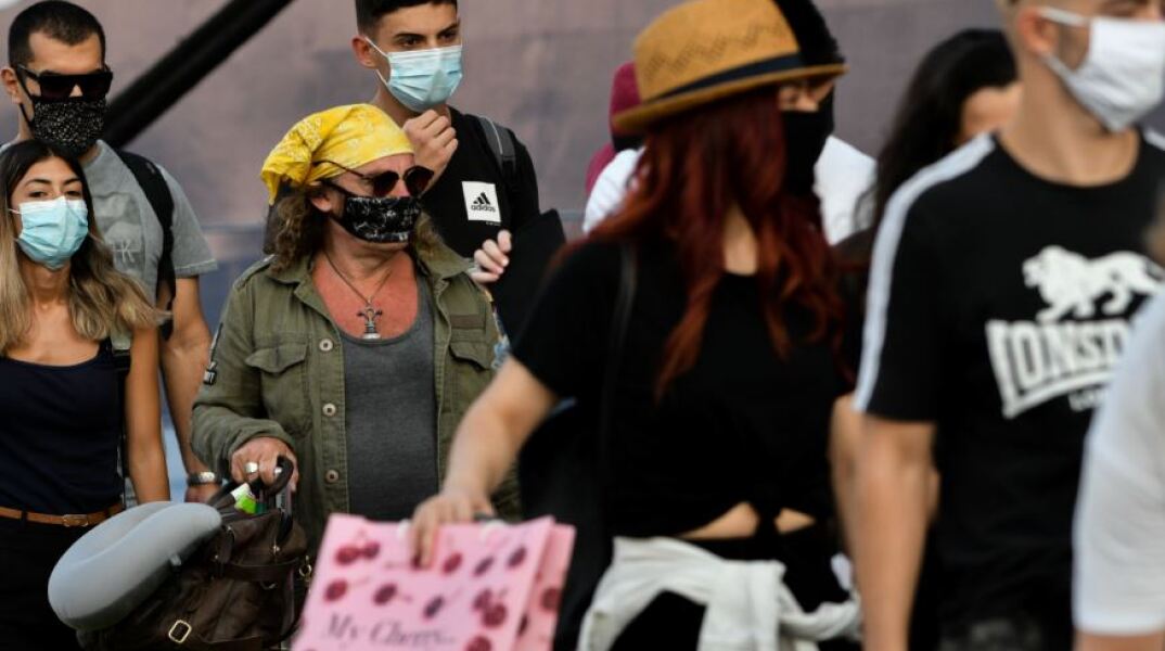 Άνθρωποι με μάσκα στην Αττική