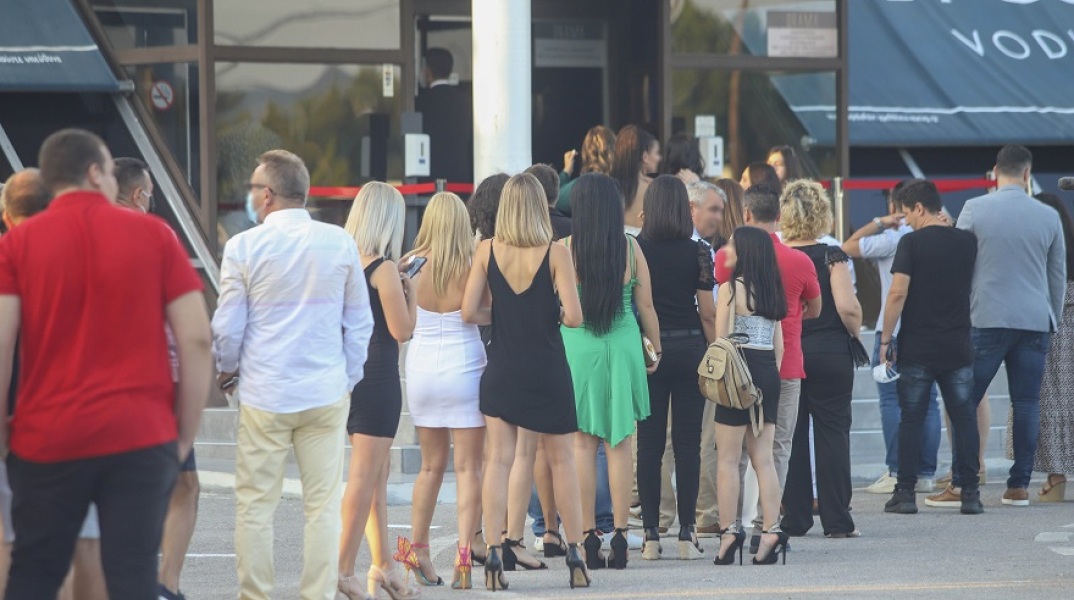 Ουρά έξω από το μαγαζί που τραγουδάει ο Νίκος Βέρτης στη Θεσσαλονίκη
