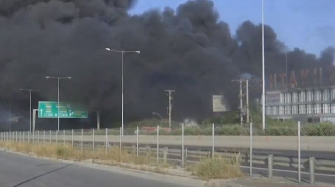 Φωτιά σε εργοστάσιο στη Μεταμόρφωση